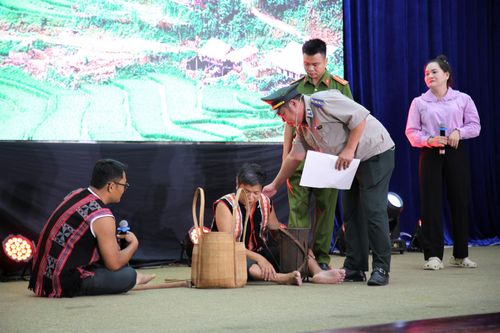 Tiểu phẩm “Bản án từ đại ngàn” được lồng ghép khéo léo các tình huống nghiệp vụ của ngành Thi hành án. Ảnh: ALĂNG NGƯỚC