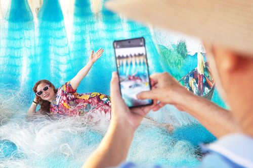 Ngoài các gian hàng ẩm thực, lễ hội còn có không gian văn hóa làng chài để du khách check-in. Ảnh: PHAN VINH