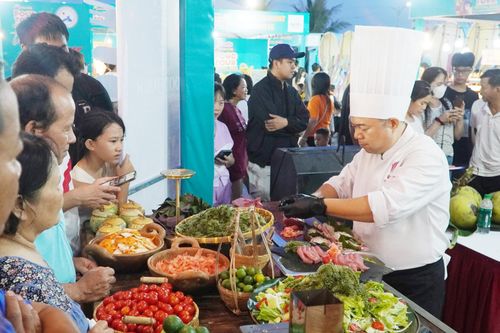 Lễ hội "Vị biển" thu hút hàng nghìn du khách từ khắp nơi đổ về Tam Thanh. Ảnh: PHAN VINH