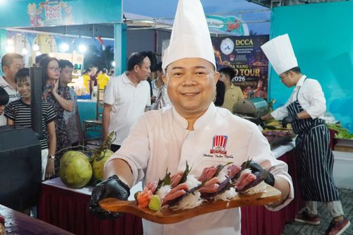Các đầu bếp chuyên nghiệp của Hiệp hội Văn hóa ẩm thực Đà Nẵng chuẩn bị món ăn mời du khách. Ảnh: PHAN VINH
