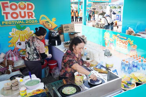 Các bà các chị ở Tam Thanh - Quảng Phú cũng tham gia món bánh xèo tôm nhảy độc đáo. Ảnh: PHAN VINH
