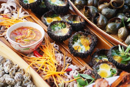 Hàng trăm món ngon từ biển cả tạo nên lễ hội ẩm thực "Vị biển" đặc sắc. Ảnh: PHAN VINH