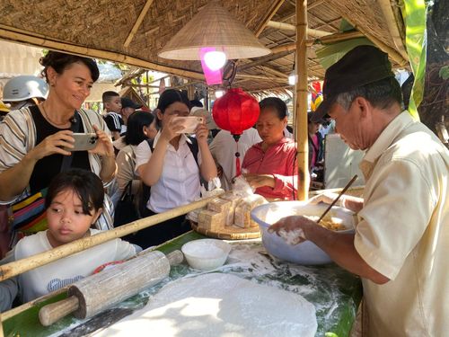 Đông đảo người dân và du khách tham gia ngày hội. Ảnh: VĨNH LỘC