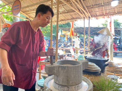 Các công đoạn xay bột, làm bánh đều diễn ra trực tiếp tại không gian lễ hội. Ảnh: VĨNH LỘC
