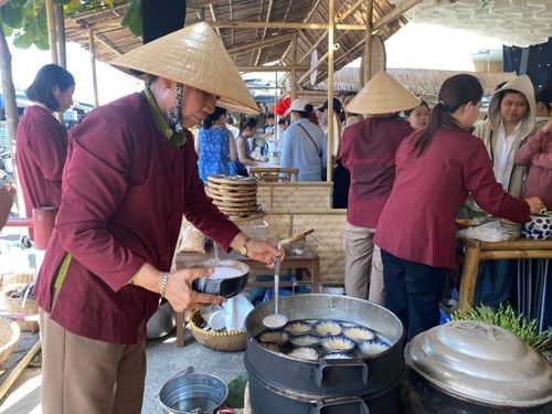 Chế biến bánh bèo tại ngày hội. Ảnh: VĨNH LỘC