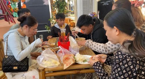Thực khách thưởng thức các món bánh tại ngày hội. Ảnh: VĨNH LỘC