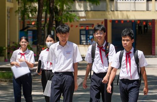Thí sinh tại điểm thi Trường THPT Phan Bội Châu (phường Hương Trà) vui vẻ rời phòng thi. Ảnh: HỒ QUÂN