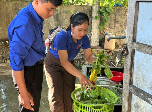 Thanh niên xã La Dêê rửa rau, chuẩn bị chế biến thức ăn phục vụ sĩ tử. Ảnh: TÂM HẢI