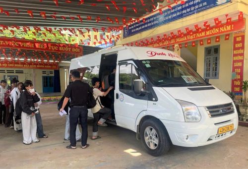 Trường Phổ thông Dân tộc bán trú Tiểu học và THCS Trà Vân (xã Trà Vân) thuê xe đưa 24 học sinh đi thi. Ảnh: TRÀ VÂN