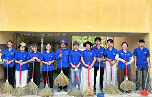 “Biệt đội lao công áo xanh” làm nhiệm vụ tiếp sức sĩ tử suốt mùa thi tuyển sinh vào lớp 10. Ảnh: TÂM HẢI
