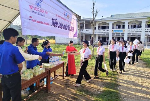 Thí sinh rời phòng thi buổi sáng 23/5 được đoàn viên thanh niên hỗ trợ hộp sữa, nước uống miễn phí. Ảnh: TÂM HẢI