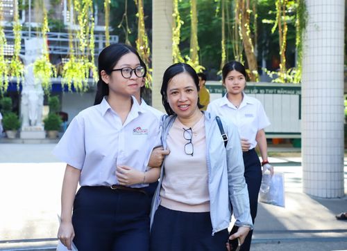 Nhiều phụ huynh cảm thấy hài lòng và chúc mừng con của mình sau khi thi xong môn Ngoại ngữ. Ảnh: NGỌC PHÚ