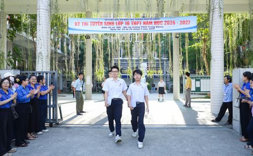 Thí sinh dự thi tại điểm thi Trường THCS Trưng Vương tự tin điểm cao với môn thi Ngoại ngữ. Ảnh: NGỌC PHÚ