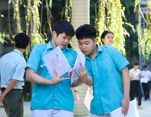 Thí sinh trao đổi sau khi kết thúc môn thi Ngoại ngữ. Ảnh: NGỌC PHÚ