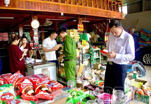 Thành viên Ban Chỉ đạo liên ngành vệ sinh ATTP xã Mường Pồn kiểm tra các cơ sở sản xuất, kinh doanh thực phẩm tại bản Đỉnh Đèo.