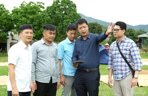 Cán bộ Ban Quản lý dự án các công trình giao thông xác định vị trí tái định cư dự án cao tốc Sơn La - Điện Biên - Cửa khẩu Tây Trang tại bản Món Hà, xã Mường Lạn.