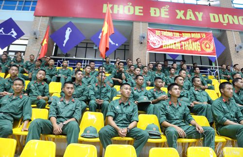 Đông đảo chiến sĩ LLVT tỉnh đến cổ vũ các đội thi đấu.