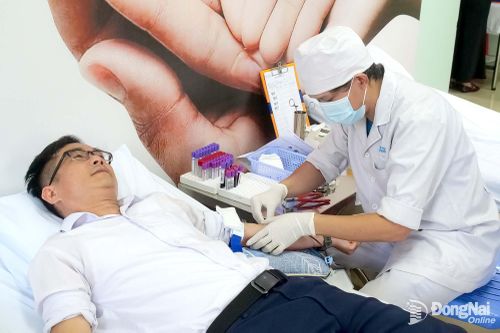 Anh Ngô Tiến Dũng (Bảo hiểm xã hội Đồng Nai) tham gia hiến máu tại điểm hiến máu cố định của khu vực phía Nam đặt tại Bệnh viện Đa khoa Đồng Nai. Ảnh: Hạnh Dung