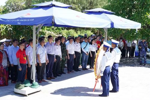  Đoàn công tác số 17 dâng hoa, dâng hương Tượng đài Tiết chế Quốc công Hưng Đạo Đại Vương Trần Quốc Tuấn. Ảnh: Mỹ Hà 