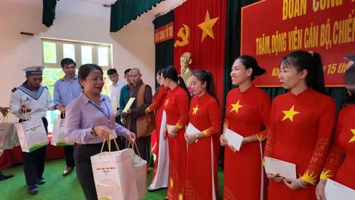  Đoàn đại biểu tỉnh Gia Lai tặng quà cán bộ, chiến sĩ đảo Song Tử Tây. Ảnh: Mỹ Hà 
