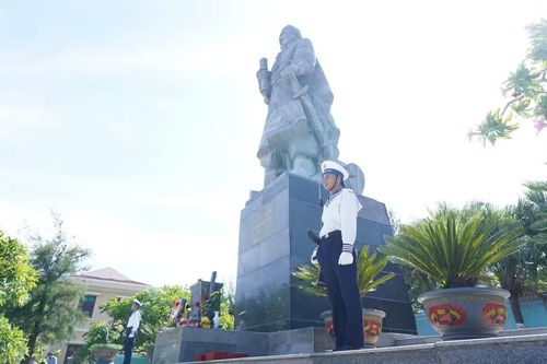  Sừng sững Tượng đài Tiết chế Quốc công Hưng Đạo Đại Vương Trần Quốc Tuấn trên đảo Song Tử Tây. Ảnh: Mỹ Hà 