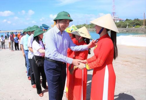  Phó Chủ tịch UBND tỉnh Gia Lai Lâm Hải Giang cùng đoàn công tác thăm cán bộ, chiến sĩ và nhân dân đảo Song Tử Tây. Ảnh: Mỹ Hà 