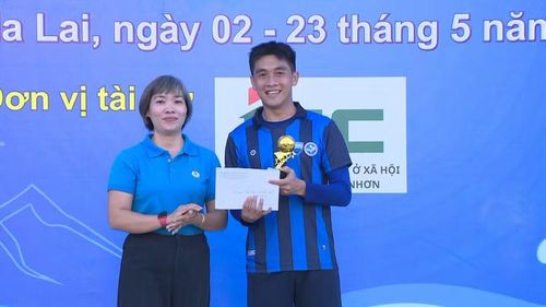  Cầu thủ Phan Bảo Phúc (Công đoàn cơ sở Trường THPT Chi Lăng) nhận danh hiệu cầu thủ xuất sắc nhất giải. Ảnh: Trung Nghĩa 