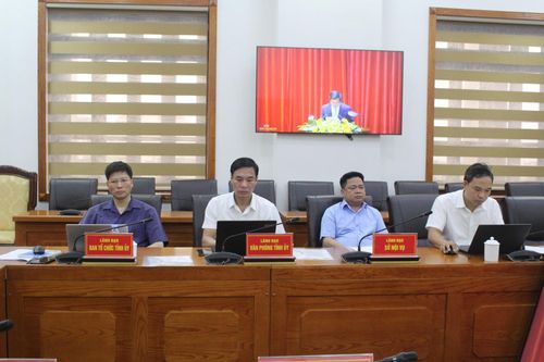 Đại biểu tỉnh Lai Châu lắng nghe, tiếp thu các chuyên đề.