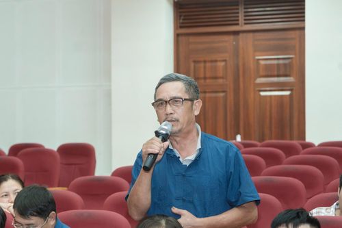 Đại biểu bản Thèn Thầu, xã Bình Lư tham gia ý kiến về phương án sắp xếp, sáp nhập thôn, bản tại hội nghị.