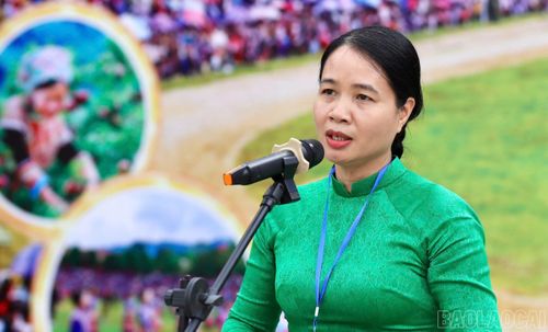 Bà Phạm Thị Non - Phó Chủ tịch UBND xã Bắc Hà phát biểu tại lễ khai mạc.