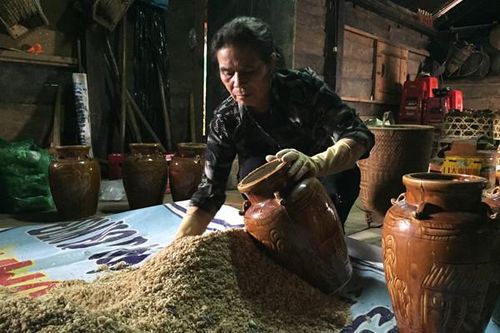 Bà Pang Ting Mồk giữ gìn nghề làm rượu cần truyền thống hơn 45 năm qua
