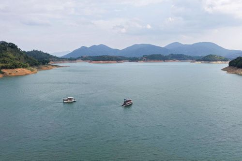 Du lịch trên lòng hồ Đa Mi