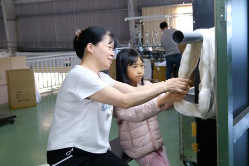 Du khách tìm hiểu nghề dệt tơ tằm ở Bảo Lộc