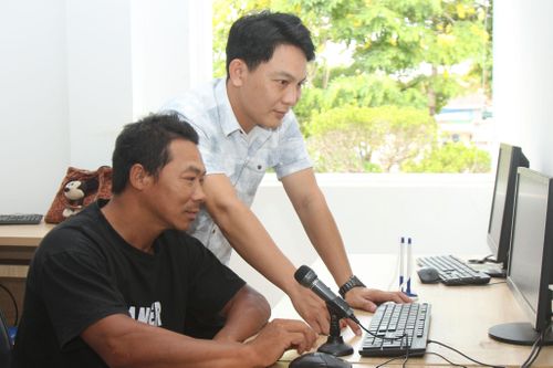Trung tâm trang bị máy tính kết nối với hệ thống micro để người dân đọc nội dung tìm kiếm các thủ tục hành chính