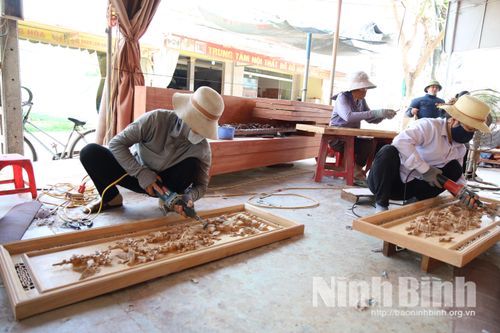 Nghề mộc mỹ nghệ ở xã Hải Anh tiếp tục được duy trì, phát triển, nâng cao thu nhập cho người dân.