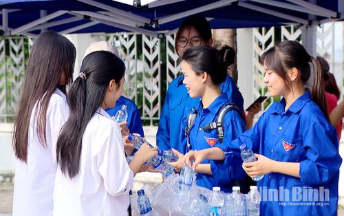 Đoàn Thanh niên phường Hoa Lư phát nước cho các thí sinh tại điểm Trường THPT Chuyên Lương Văn Tụy.