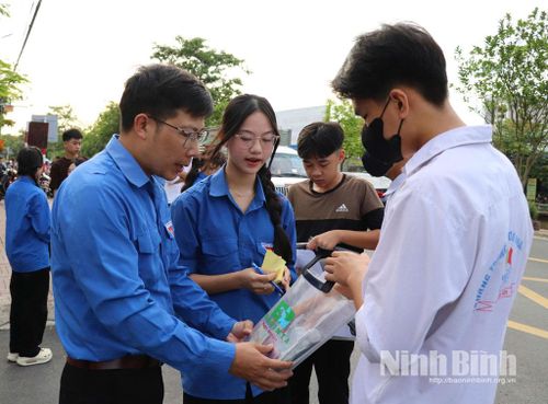 Đoàn Thanh niên xã Kim Sơn hỗ trợ thí sinh kiểm tra giấy tờ trước khi vào phòng thi.