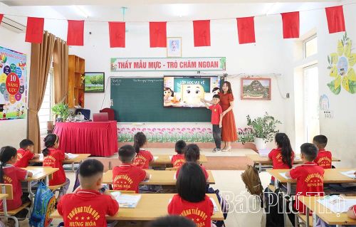 Cô và trò Trường Tiểu học Hưng Hóa, xã Tam Nông tích cực ứng dụng công nghệ trong dạy và học.