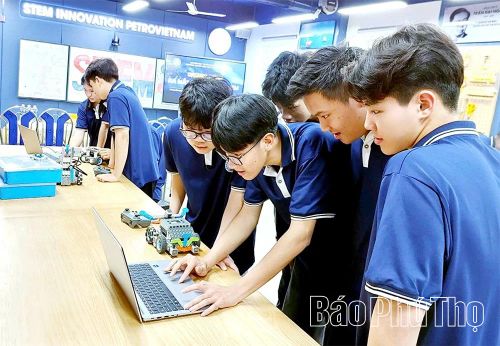 Trường THPT Hạ Hòa, xã Hạ Hòa được đầu tư phòng học STEM hiện đại, góp phần thúc đẩy đổi mới sáng tạo và phát triển năng lực học sinh.