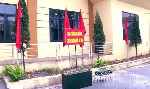Hệ thống bảng biển, khẩu hiệu, dụng cụ huấn luyện được chuẩn bị bài bản, đầy đủ, tạo khí thế sôi nổi trong huấn luyện.