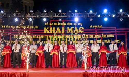 Đồng chí Phó Chủ tịch UBND tỉnh Nguyễn Khắc Hiếu và các đại biểu cắt băng Khai mạc du lịch hè Tam Đảo.