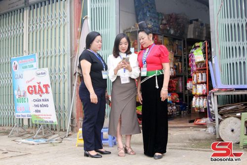 Điều tra viên cập nhật thông tin dân cư bằng thiết bị điện tử.