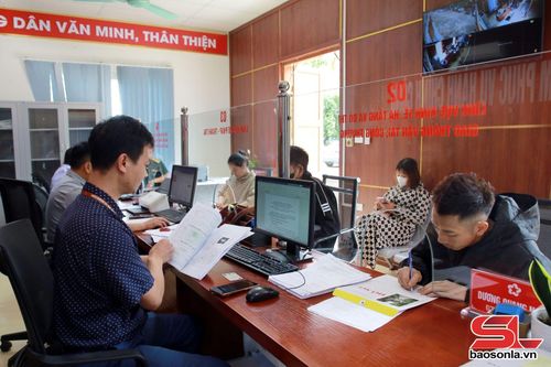 Cán bộ Trung tâm Phục vụ hành chính công phường Mộc Châu giải quyết thủ tục cho nhân dân.