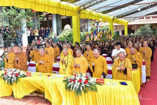 Các đại biểu, Chủ tôn đức, tăng ni, cư sĩ, phật tử và Nhân dân thực hiện Nghi thức niêm hương, cúng dường Phật đản.