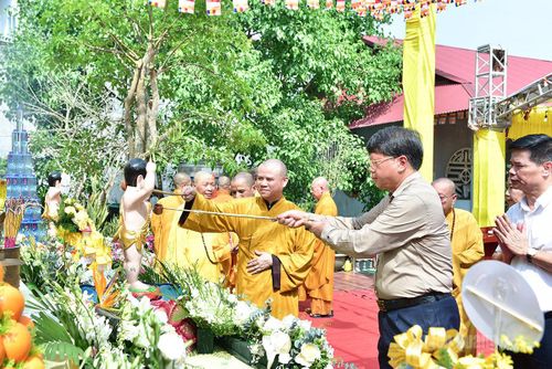 Các đại biểu, Chủ tôn đức, tăng ni, cư sĩ, phật tử và Nhân dân thực hiện Nghi thức tắm Phật.