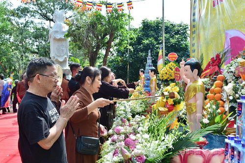 Các tăng ni, cư sĩ, phật tử và Nhân dân thực hiện Nghi thức tắm Phật.