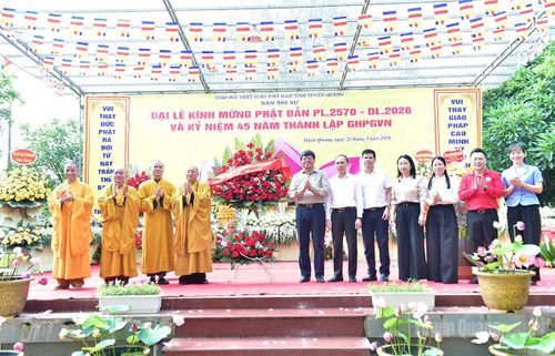 Đồng chí Hà Trung Kiên, Ủy viên Ban Thường vụ Tỉnh ủy, Phó Chủ tịch Thường trực Ủy ban MTTQ Việt Nam tỉnh và các đại biểu tặng hoa chúc mừng Ban Trị sự Giáo hội Phật giáo Việt Nam tỉnh Tuyên Quang.