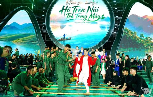 Màn trình diễn nhảy sạp cộng đồng trong khuôn khổ chương trình khai mạc Mùa du lịch Thái Nguyên năm 2026 thu hút 2.500 học sinh, sinh viên, chiến sĩ bộ đội và đông đảo nhân dân tham gia.
