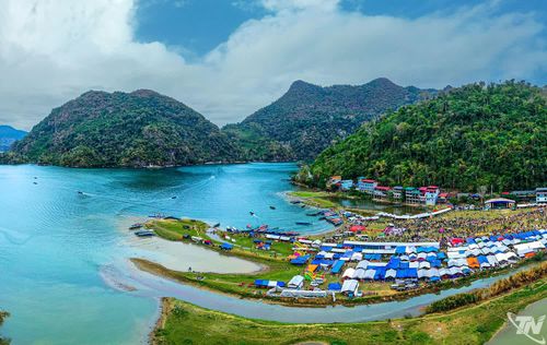 Hồ Ba Bể thuộc hệ sinh thái Vườn Quốc gia Ba Bể vẫn giữ được vẻ đẹp nguyên sơ, gắn với các trải nghiệm du lịch sinh thái và văn hóa cộng đồng đặc sắc.