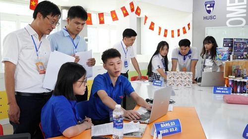Thí sinh thuyết trình, bảo vệ sản phẩm sáng tạo công nghệ trước Hội đồng Giám khảo